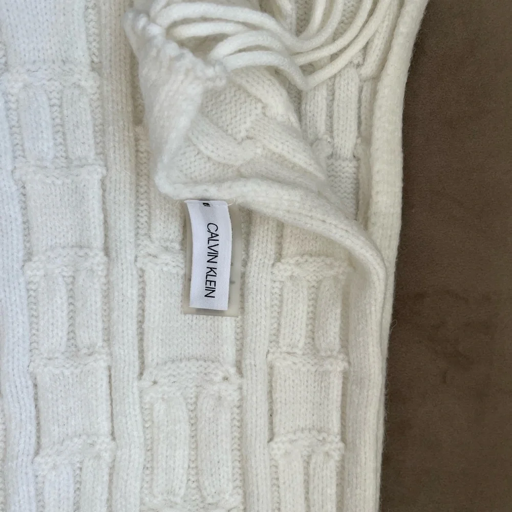 Calvin Klein White Cable Knit Scarf